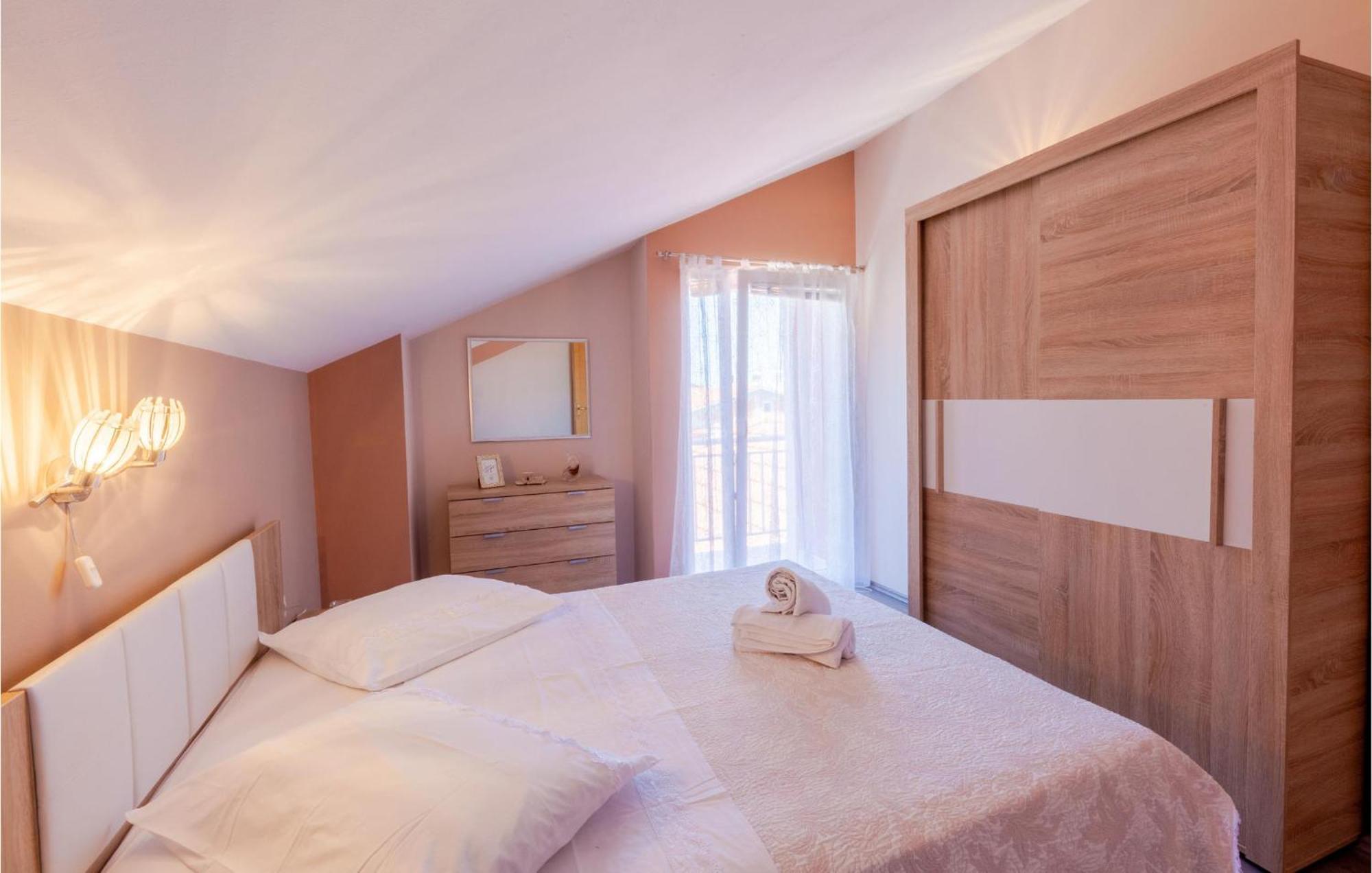 Amazing Apartment In Prigradica With Wifi Екстериор снимка