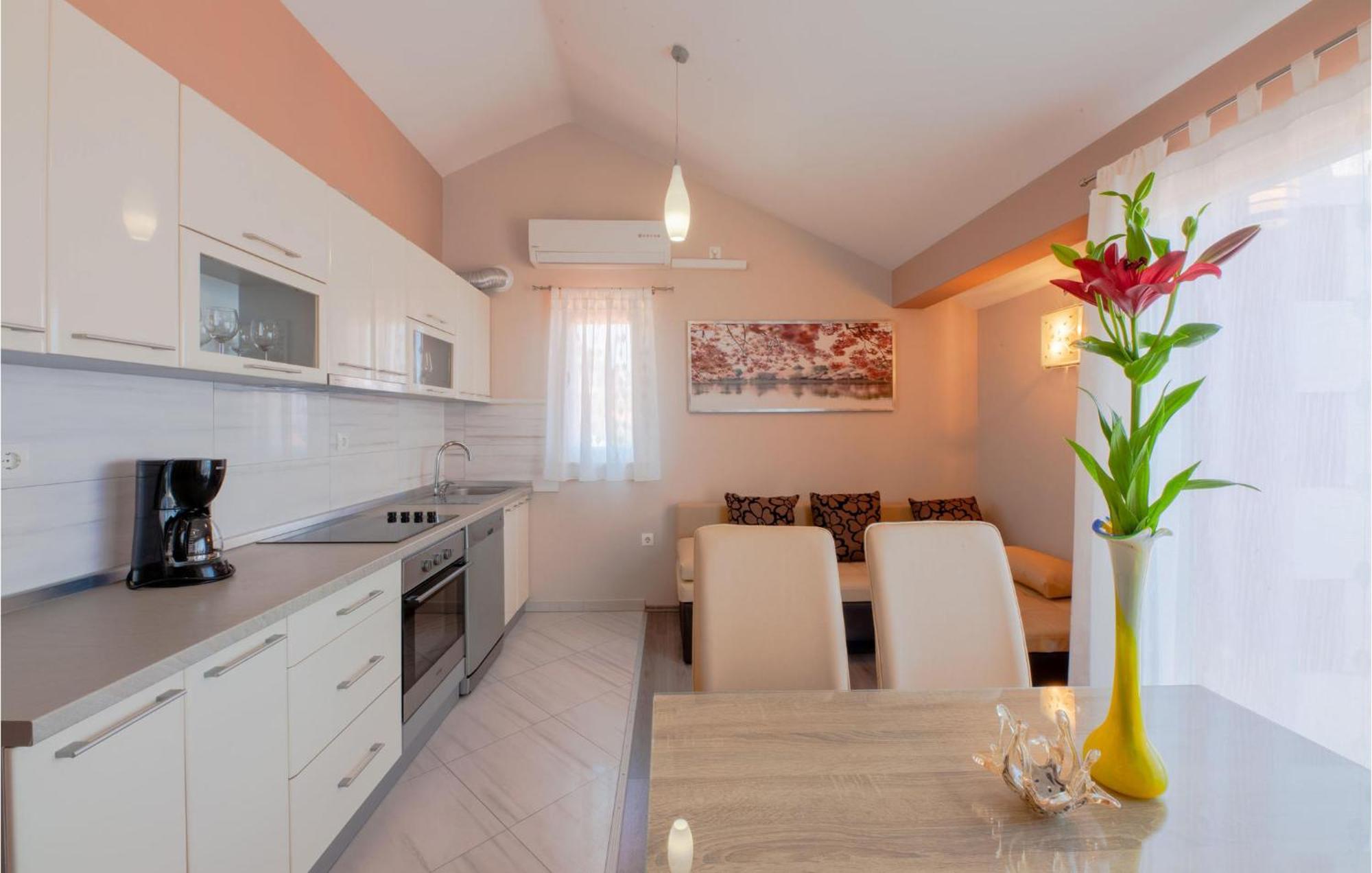 Amazing Apartment In Prigradica With Wifi Екстериор снимка